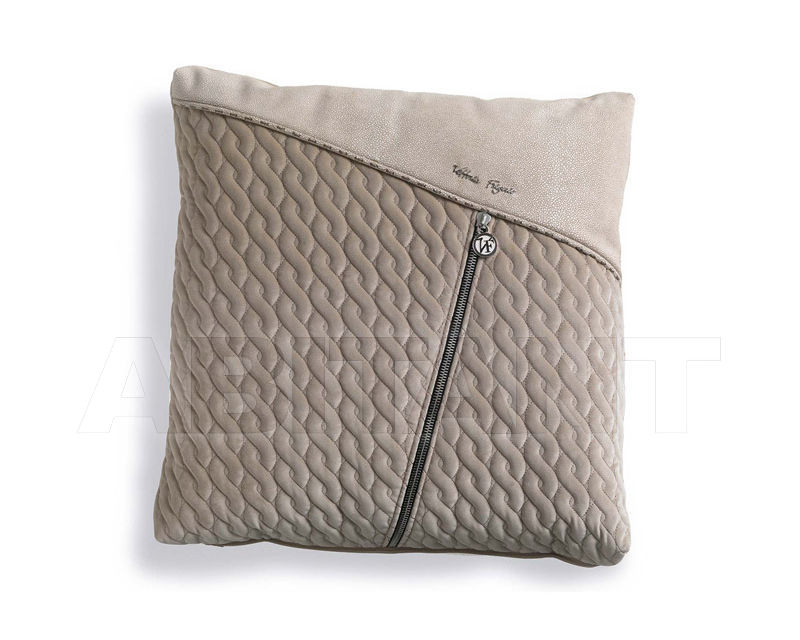 Купить Подушка Vittoria Frigerio by Frigerio Poltrone e Divani News VF04