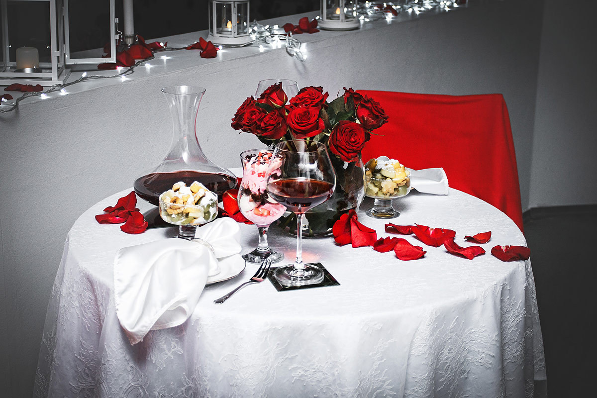 Годовщина ресторана. Сервировка романтического стола. Сервировка стола для романтического ужина. Украшение стола для романтического ужина. Стол для романтического ужина на двоих.