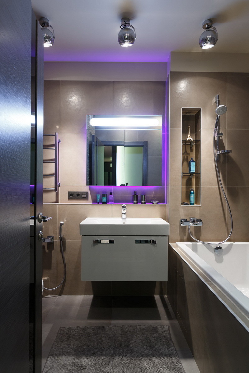 Маленькая ванная комната с фиолетовой подсветкой
